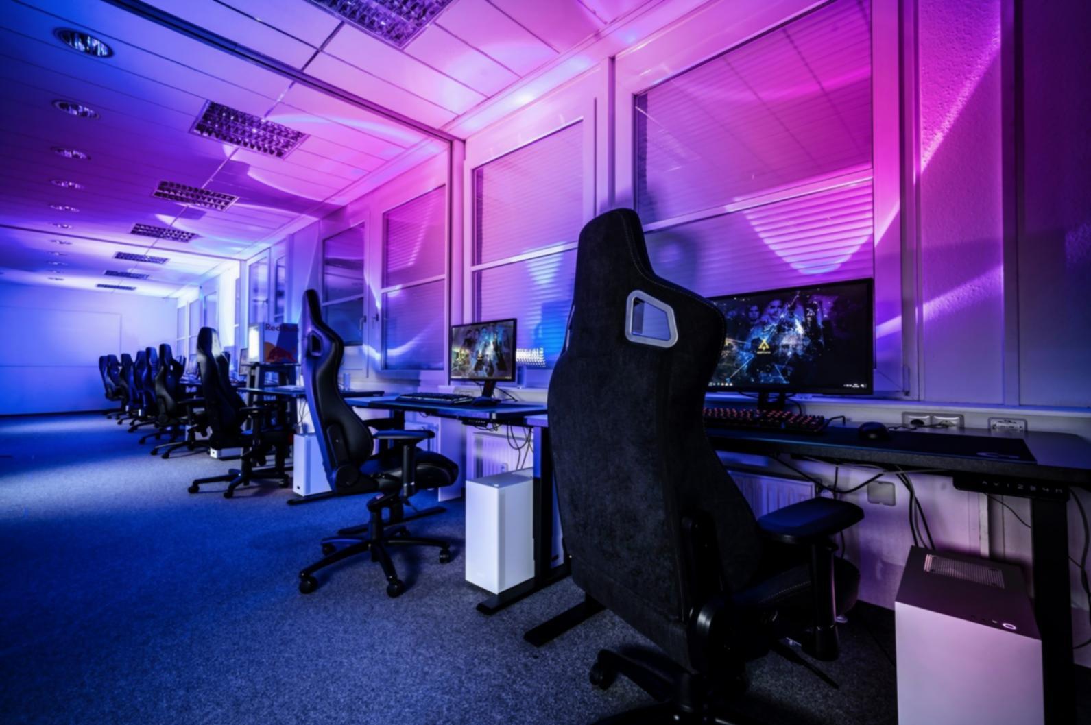 Modernes Berliner Bürogebäude der halomorilo Spieleentwicklung Schule